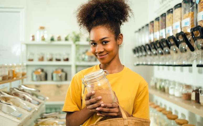 Nutricionista ensina como identificar temperos adulterados em casa com um teste simples. /
