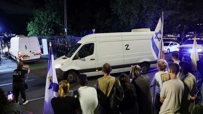 Um comboio carregando os corpos dos ref&eacute;ns sequestrados pelo Hamas chega ao Centro Forense de Abu Kabir, em Tel Aviv, em 15 de outubro de 2025.