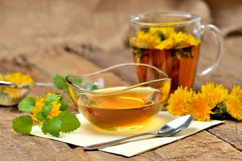 O chá de dente-de-leão é uma das formas de consumir essa planta 