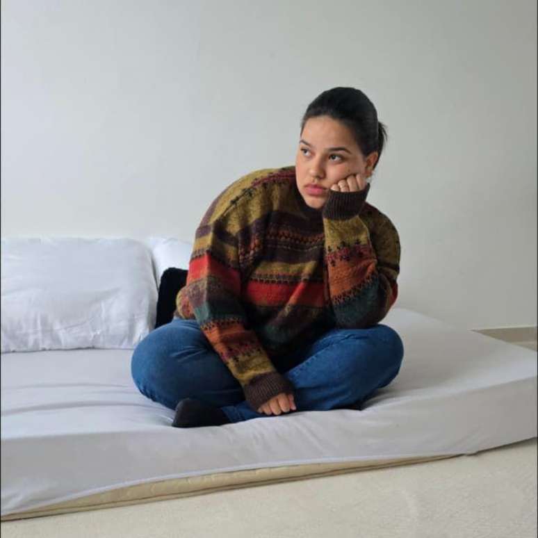 'Estou usando meu colch&atilde;o de solteira como sof&aacute;', diz Rebeca, que comprou um Sof&aacute; na Caixa para seu novo apartamento, mas n&atilde;o recebeu