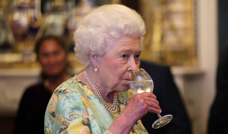 Transfusão de sangue, adeus à gin tônica e mais: os bastidores inéditos de como Rainha Elizabeth II prolongou vida após diagnóstico de câncer.