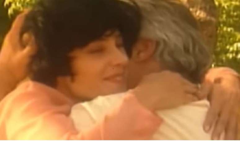 Como será o reencontro de Diná e Otávio no céu em 'A Viagem'? Os dois se beijam após a morte da empresária.