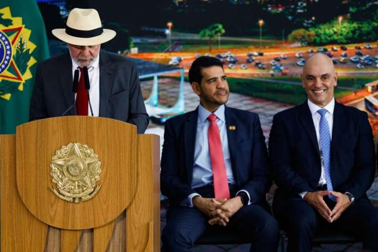 O presidente Lula em ato no Planalto ao lado de Jorge Messias e Alexandre de Moraes