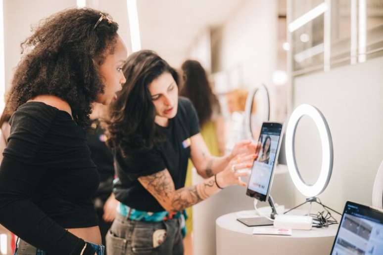 Loja da C&A com totem para ajudar a escolher tom de base da Boca Rosa