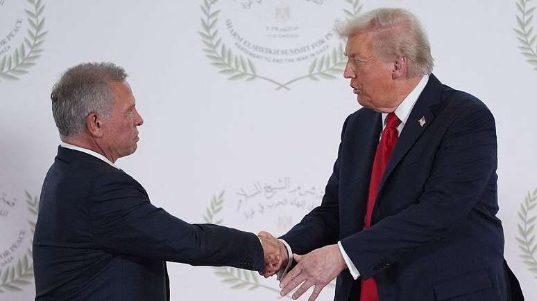 O rei Abdullah 2 e Trump se reuniram na c&uacute;pula sobre a paz em Sharm el-Sheikh na tarde de segunda-feira (13/10)