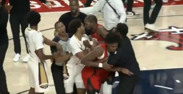 Troca de socos marca Houston Rockets x New Orleans Pelicans pela pré-temporada da NBA