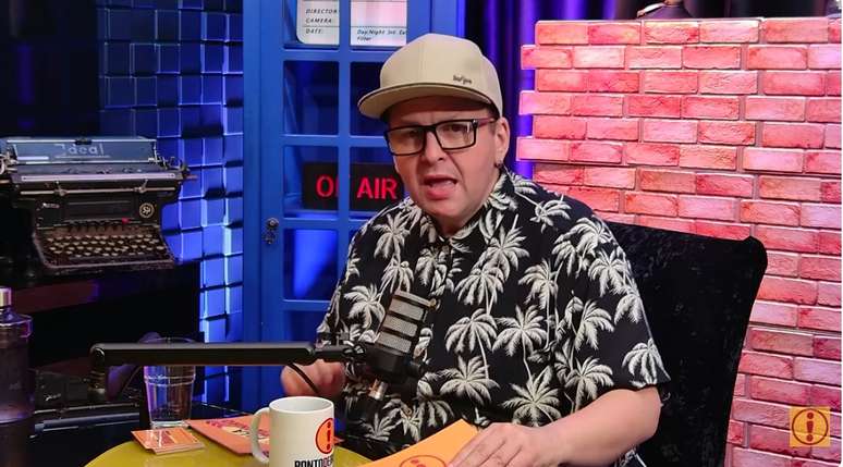 David Castilho apresenta o podcast 'Ponto de Ironia', onde recebe convidados do meio artístico e do jornalismo