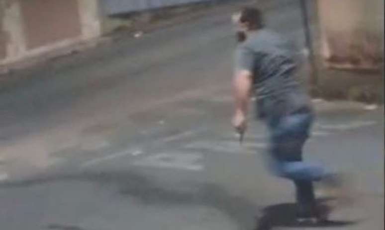 O momento em que o suspeito corre com uma faca na mão e atinge as vítimas foi gravado por Ingridy