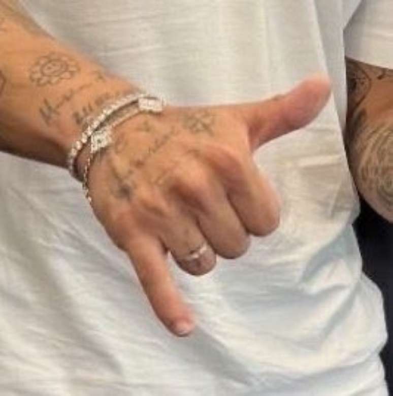 Zé Felipe mostra suposta aliança