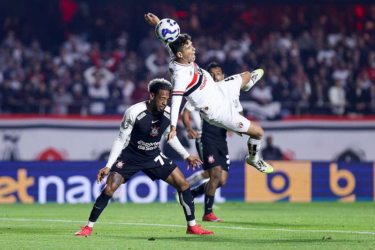 Oscar sofre lesão em partida contra o Corinthians