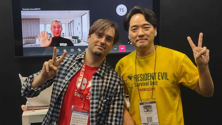 Shinji Hashimoto, ao fundo na TV direto do Japão, e o tradutor Kim Chan Hyun de camiseta amarela, responsável por traduzir as respostas de Hashimoto