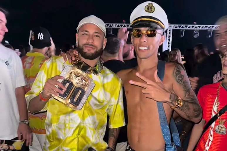 Neymar Jr. received a necklace made of gold and precious stones from the influencer Buzeira, who was arrested last Tuesday Neymar Jr. received a necklace made of gold and precious stones from the influencer Buzeira, who was arrested last Tuesday