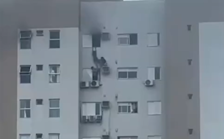 A mulher se sustentou sobre uma caixa de ar condicionado para retirar a mãe e sobrinha do apartamento