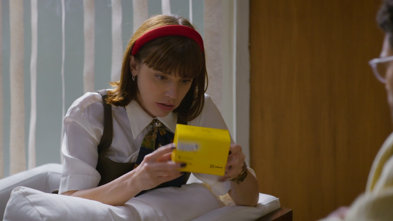 Solange Duprat, personagem de Alice Wegmann, aplica aparelho de diabete