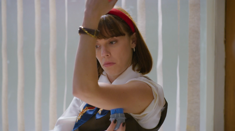 Solange Duprat, personagem de Alice Wegmann, aplica aparelho de diabete