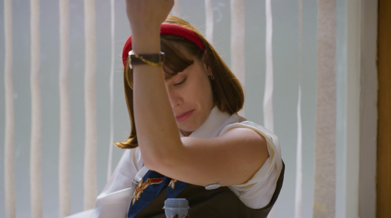 Solange Duprat, personagem de Alice Wegmann, aplica aparelho de diabete