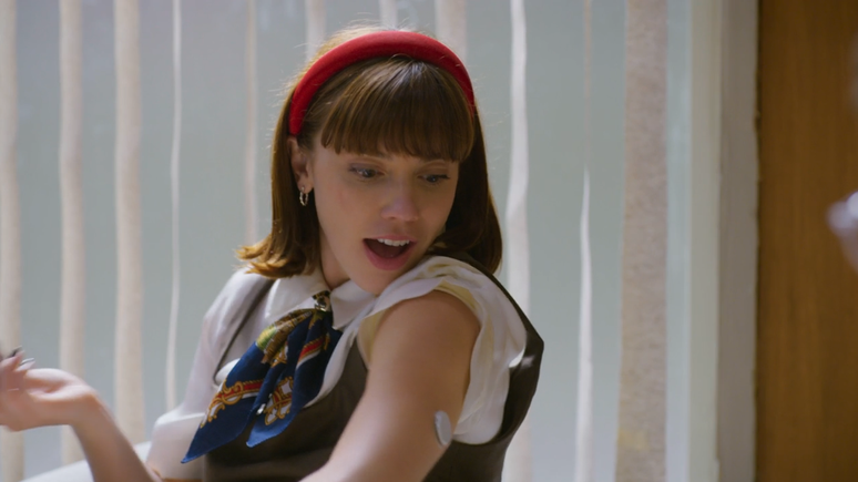 Solange Duprat, personagem de Alice Wegmann, aplica aparelho de diabete