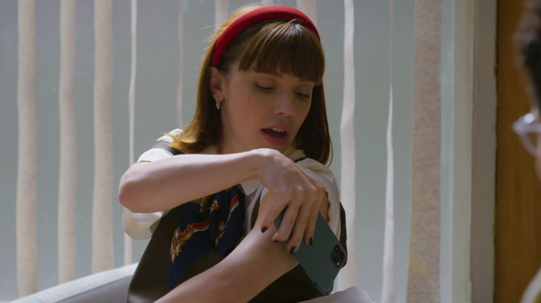 Solange Duprat, personagem de Alice Wegmann, aplica aparelho de diabete