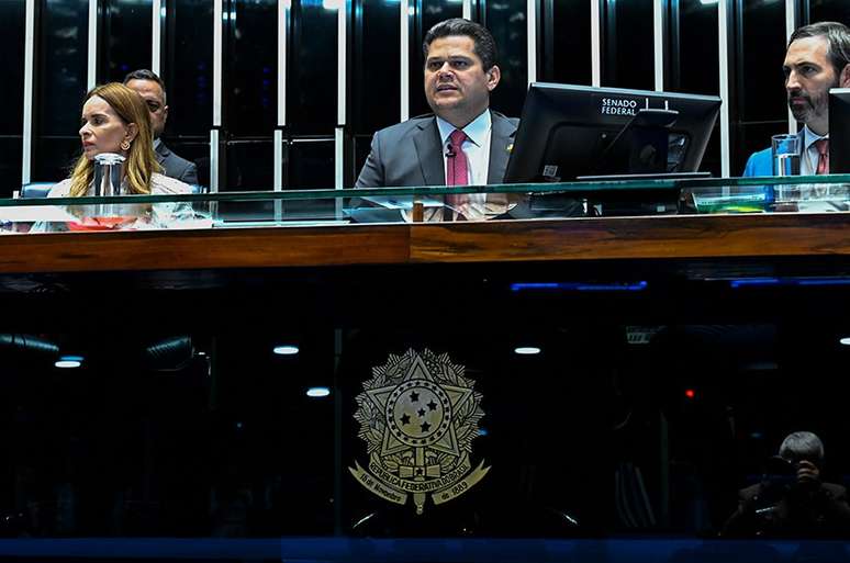 A sessão foi conduzida pelo presidente do Senado, Davi Alcolumbre 