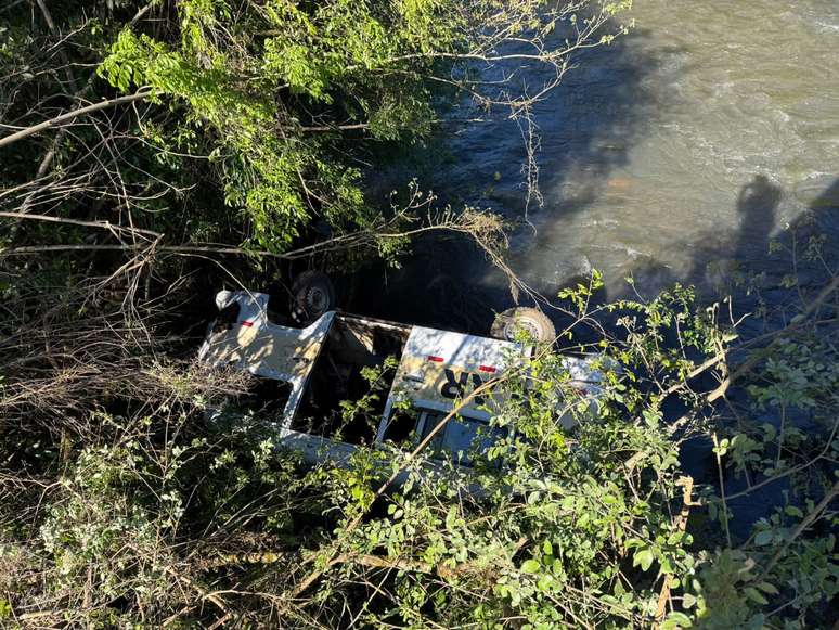 Kombi escolar capota e cai em rio em Santa Catarina