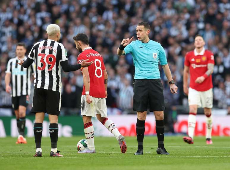 David Coote apitando a final da Copa da Liga Inglesa de 2023 