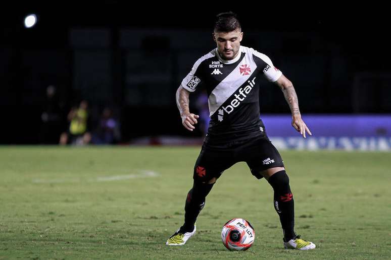 Victor Luis é baixa do Vasco no jogo contra o Fluminense –