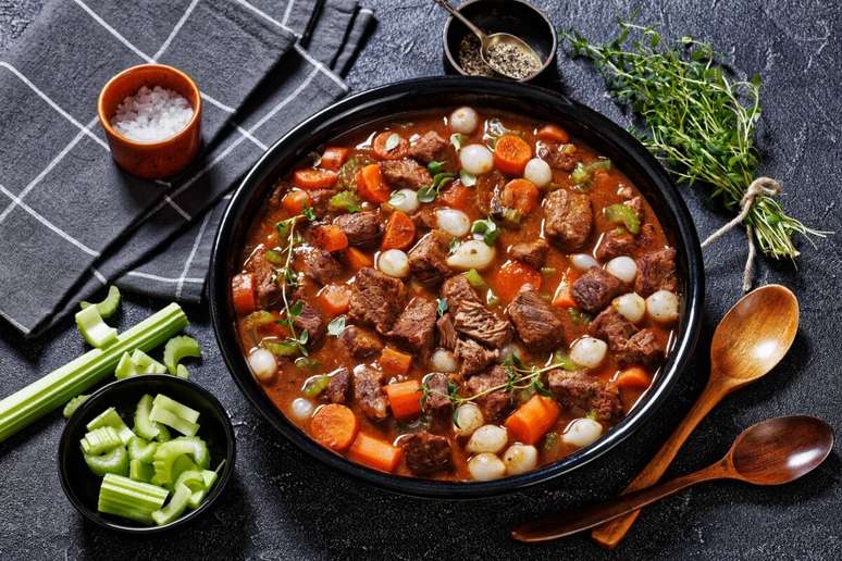 Picadinho de carne com legumes e minicebola 