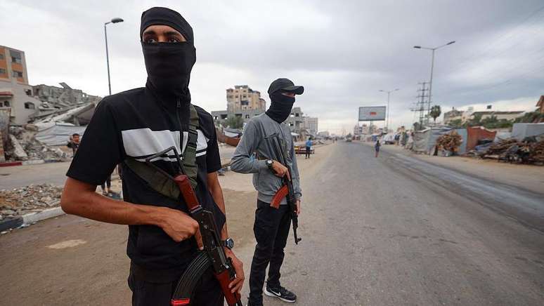 Homens armados aliados ao Hamas patrulham um campo de refugiados em Gaza