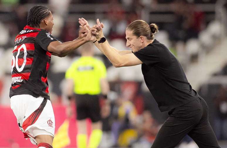 Filipe Luís celebra com Plata. Equatoriano entra e fecha o placar em Flamengo 3 a 0 no Botafogo. 