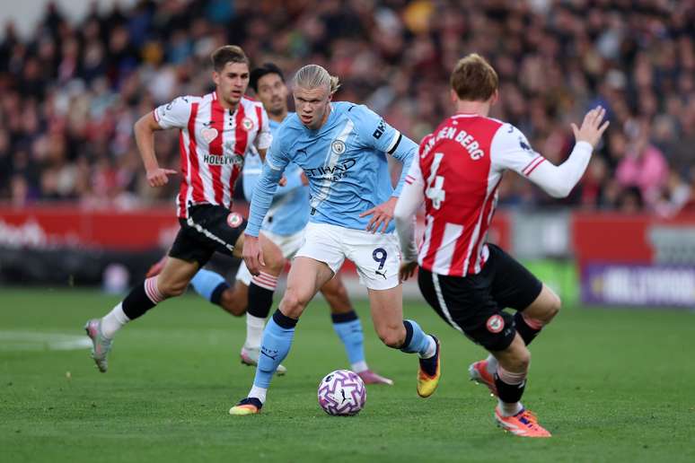 BRENTFORD, ENGLAND &ndash; OCTOBER 05: Erling Haaland of Manchester City runs with the ball whilst under pressure from Sepp van den Berg of Brentford during the Premier League match between Brentford and Manchester City at Gtech Community Stadium on October 05, 2025 in Brentford, England. (Photo by Ryan Pierse/Getty Images)