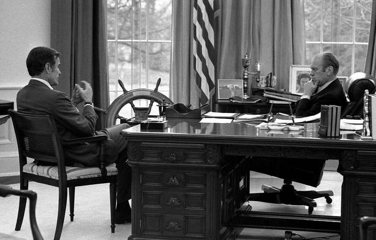 O ent&atilde;o presidente Gerald Ford em reuni&atilde;o com o ent&atilde;o diretor da CIA, George H. W. Bush (mais tarde, presidente dos EUA), em reuni&atilde;o feita em 17 de dezembro de 1975