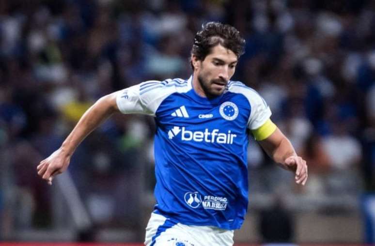 Gustavo Aleixo/Cruzeiro - Legenda: Lucas Silva se posiciona contra a árbitragem do Atlético x Cruzeiro desta quarta-feira (15)