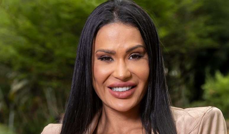 'Me puxou pelo cabelo': Gracyanne Barbosa relata agressão durante assalto ao ter carro roubado no Rio.