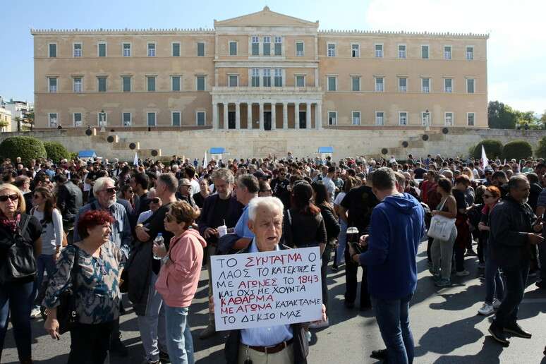 Protesto em Atenas, na Grécia, contra aumento da jornada de trabalho