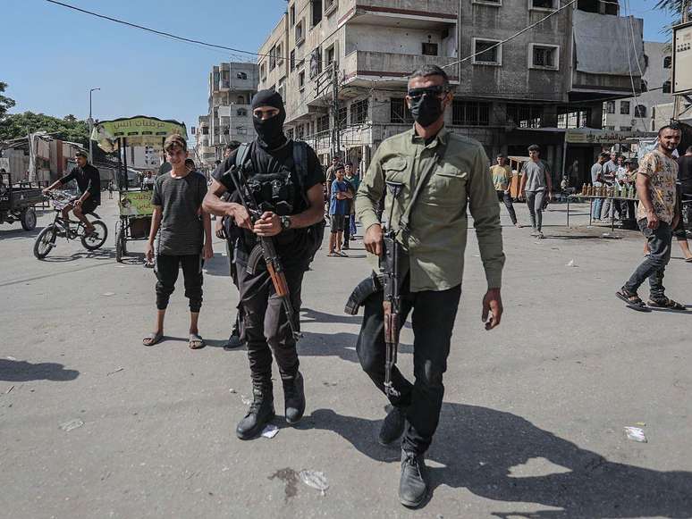 As forças policiais do Hamas voltaram para patrulhar as ruas de Gaza com o cessar-fogo