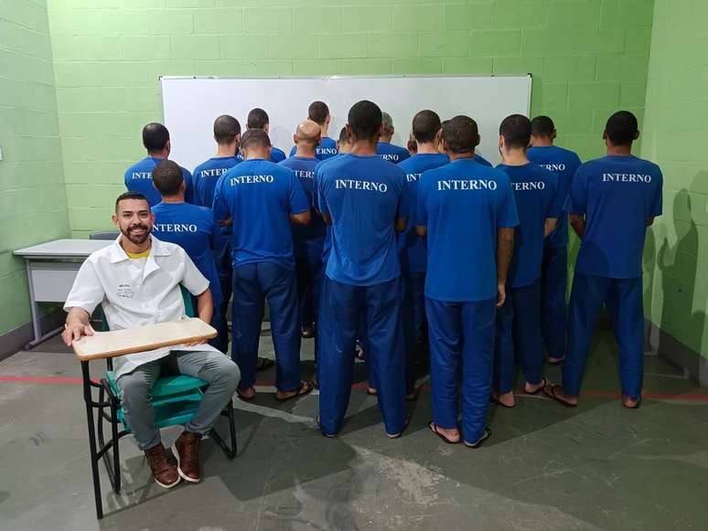 Vencedor do Prêmio Professor do Ano 2025 com os alunos detentos (Imagem Arquivo Pessoal)