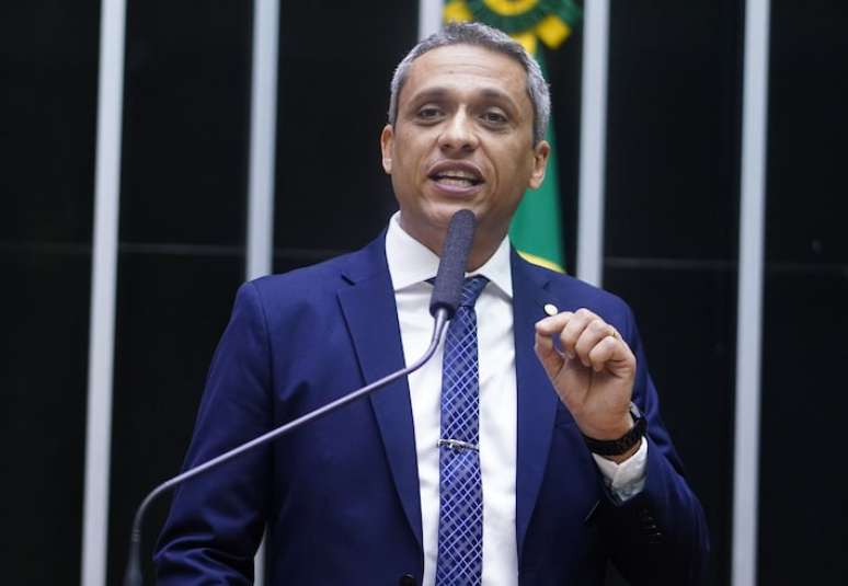 Gustavo Gayer fez críticas ao senador Vanderlan Cardoso; parlamentar mira o Senado em 2026.