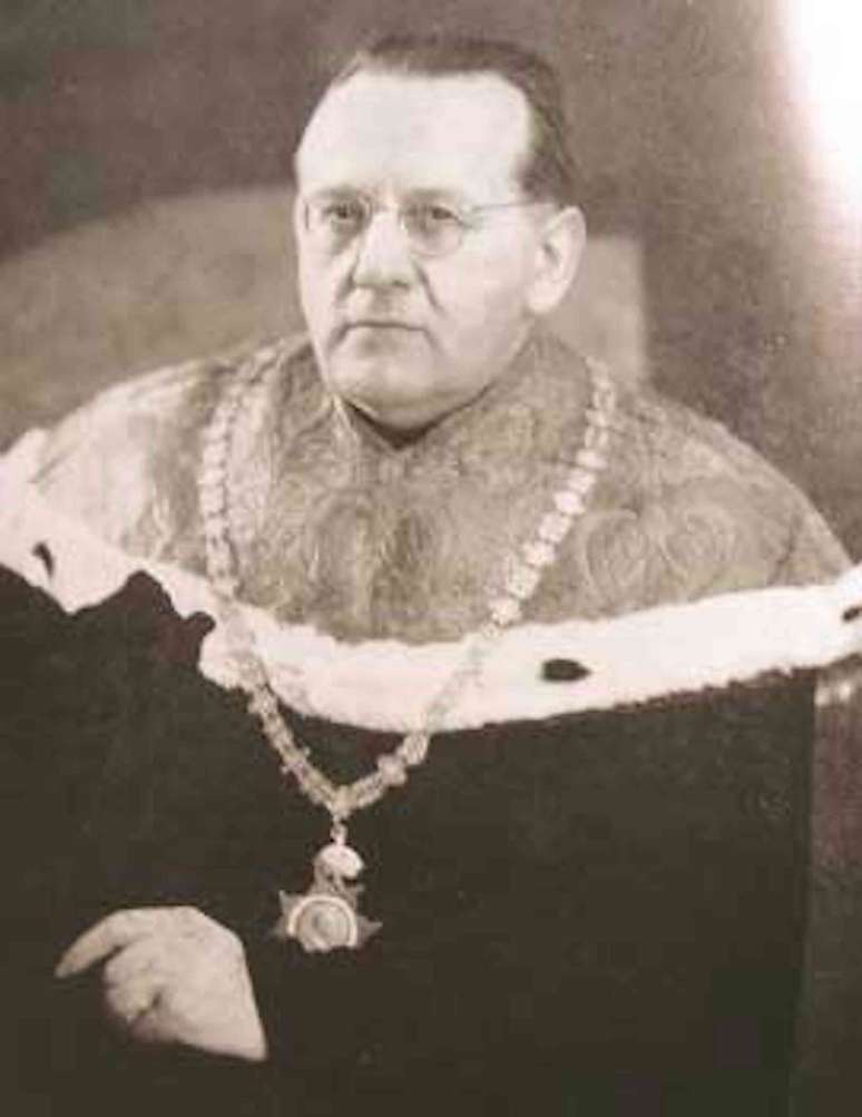 Eduard Pernkopf em trajes acadêmicos completos. Medizinische Universität WienImmediate