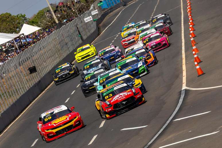 Largada da prova no circuito Oval de Curvelo