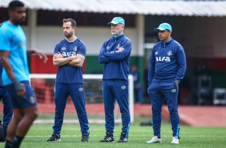 Fotos: Lucas Uebel / Grêmio - Legenda: Grêmio se mobiliza para conseguir contar com Kannemann (esquerda) e Marlon (direita) contra o São Paulo