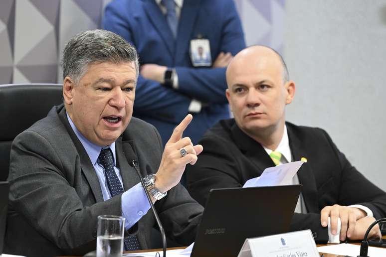 O presidente da CPMI do INSS, senador Carlos Viana (Podemos-MG), durante sessão marcada por embates entre governistas e oposição, em Brasília.