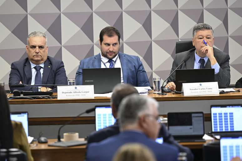 Parlamentares durante sessão da CPMI do INSS, em Brasília, que analisou pedidos de prisão e convocação de investigados ligados a sindicatos da Previdência.