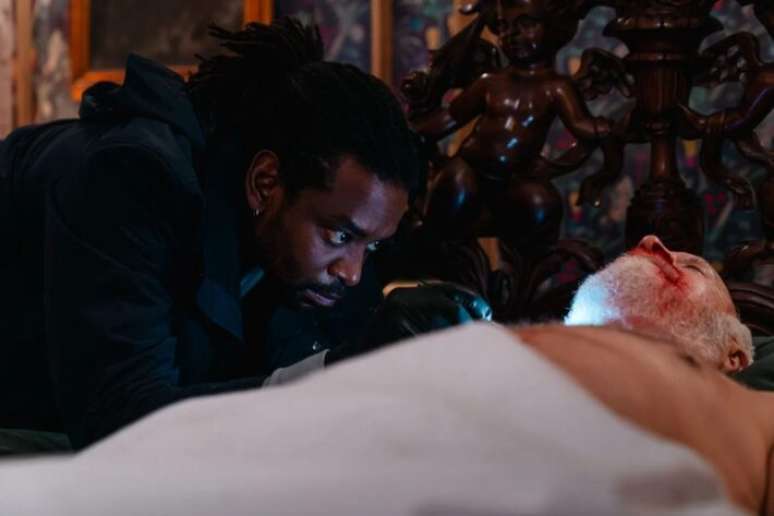 André, interpretado por Fabrício Boliveira, busca pistas em momento de 'Cenas de um Crime'