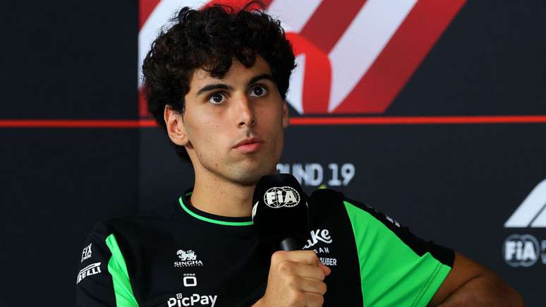 Gabriel Bortoleto durante entrevista