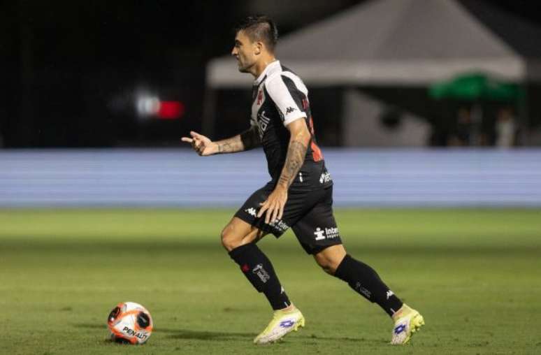 Victor Luis é baixa do Vasco no jogo contra o Fluminense –