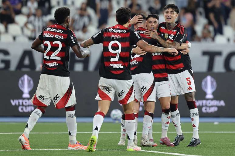 Luiz Araújo comemorando o segundo do Flamengo 