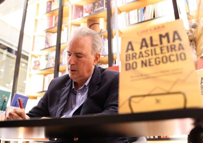 'Me fez um bem enorme escrever, disse Lara, entre um e outro autógrafo numa sessão que obrigou a equipe da Travessa a providenciar mais exemplares para atender à demanda