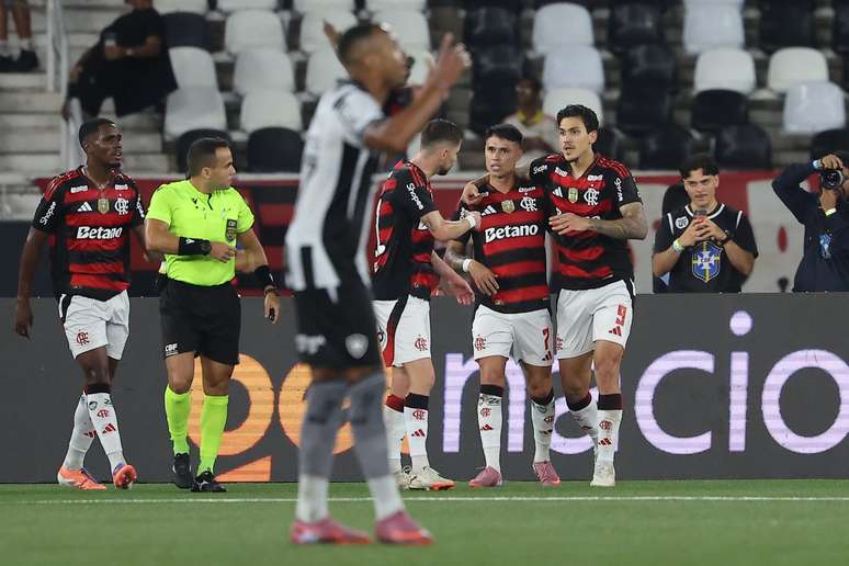 Pedro comemorando um dos gols do Flamengo sobre o Botafogo 