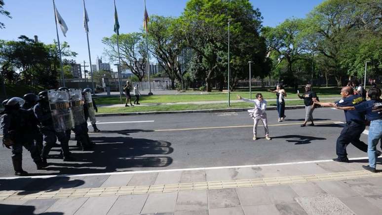 Vereadores e manifestantes relataram ter ficado feridos após ação de guardas