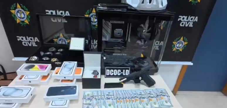 Polícia apreendeu relógios, celulares, dinheiro e armas em operação contra exploração de jogos de azar pelo PCC
